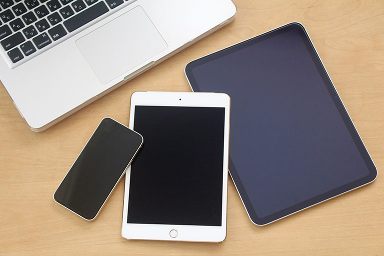 PC・スマートフォンなど複数デバイスに最適化された表示イメージ