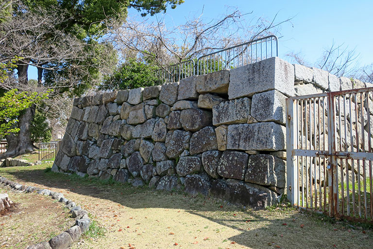 京都市伏見区淀本町に位置する淀城跡公園の歴史的な遺構
