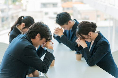 経営の危機に直面し、頭を抱える経営者やチーム