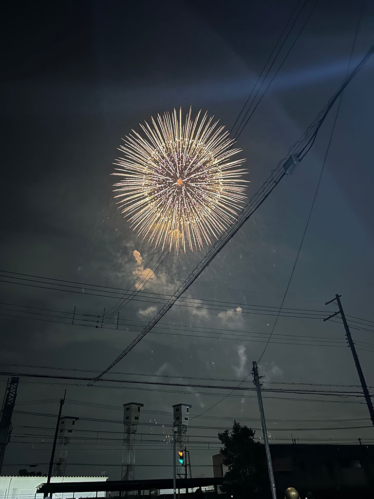 2024年の京都芸術花火の演出。音楽とシンクロして放射状に光り輝く、計算された芸術的な瞬間。